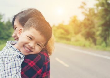 Баламдын "грыжасы" бар. Сөзсүз операция жасатыш керекпи? Уролог жооп берет