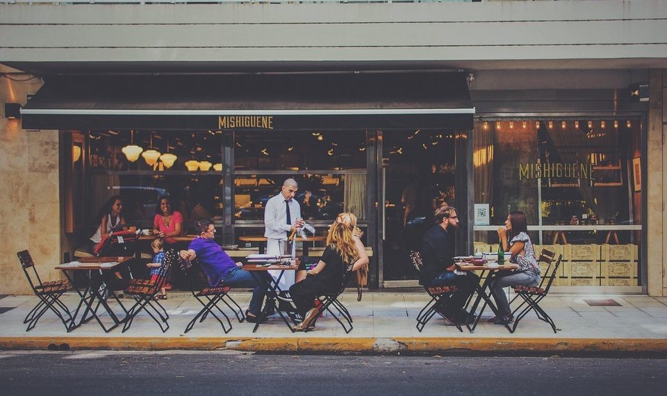 Официант болуп иштегени жатам. Айлыкты бербей коюшу мүмкүнбү?