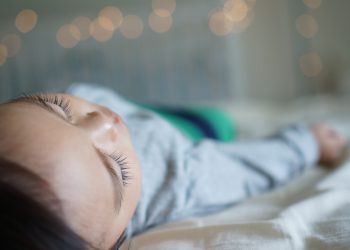 Кызым төшөккө сийип коет