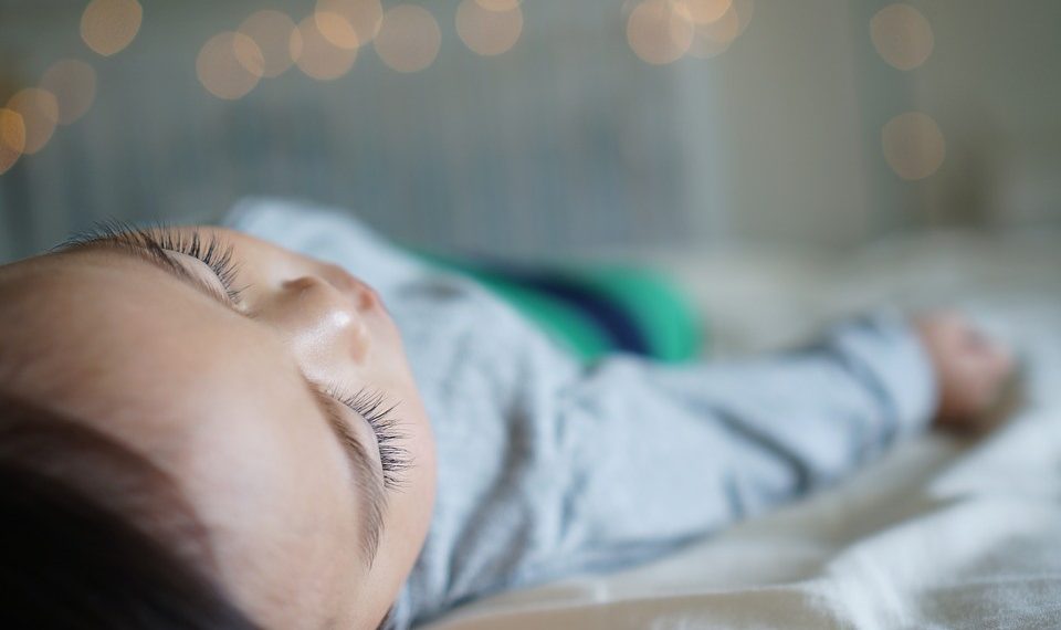 Кызым төшөккө сийип коет