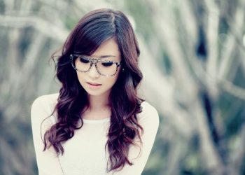 Сүйлөшкөн кызым көз айнек тагынат