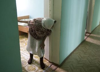 Айылда кароосуз калган бир апа бар. Карылар үйүнө кантип өткөрсөк болот?