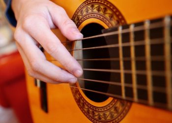 Уялчаактыгымдан ырдай албай жүрөм