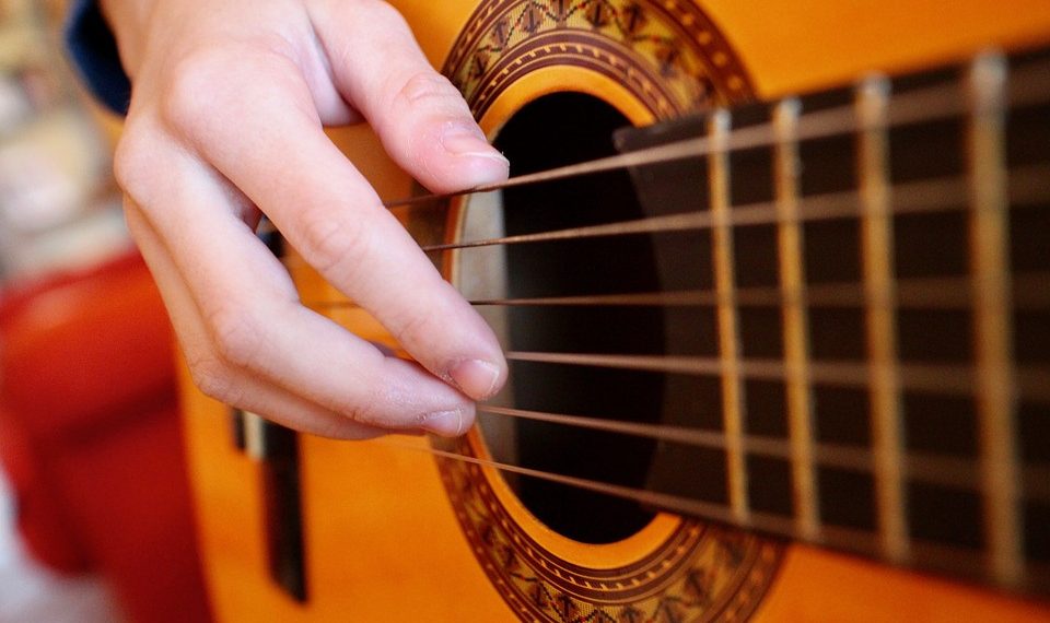 Уялчаактыгымдан ырдай албай жүрөм