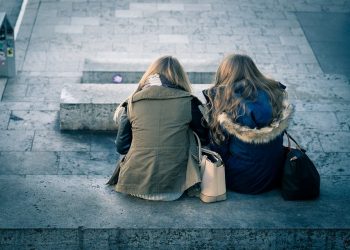 Агам бизге кол көтөрөт