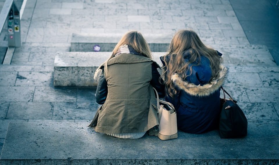 Агам бизге кол көтөрөт