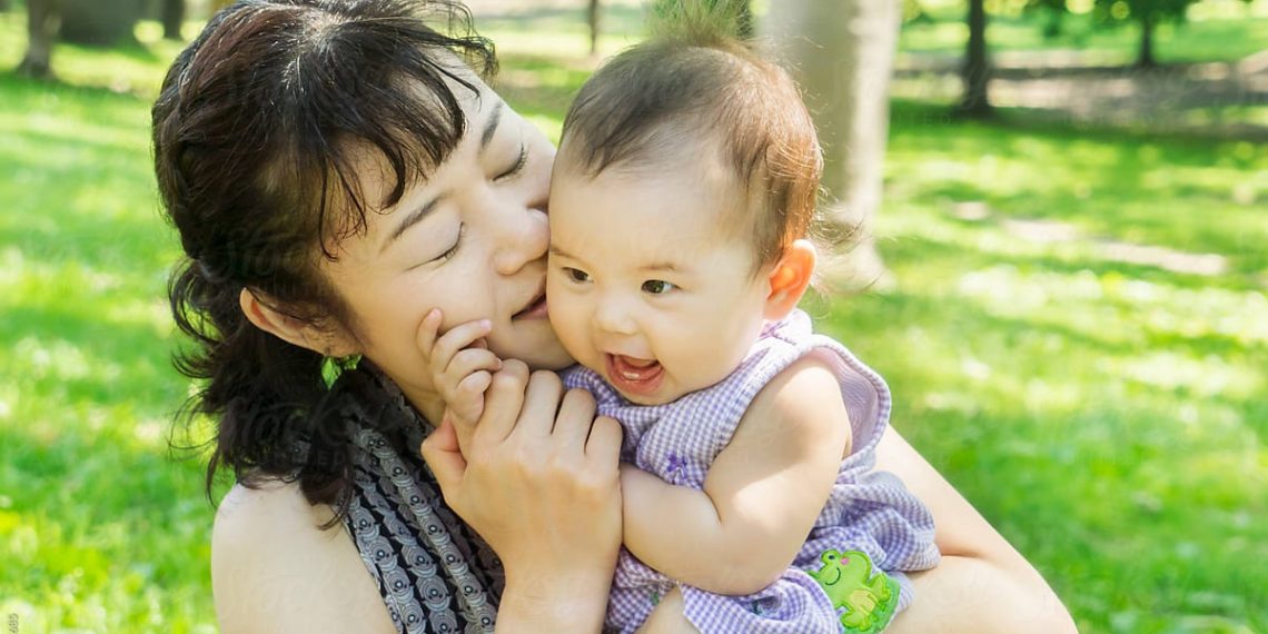 Баламдын жөтөлү кетпей жатат. Эмне кылсам болот? Педиатр жооп берет