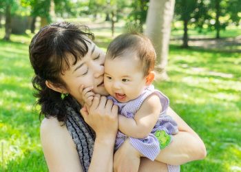 Баламдын жөтөлү кетпей жатат. Эмне кылсам болот? Педиатр жооп берет