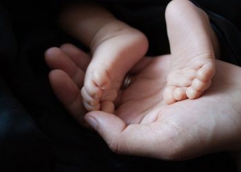 Баламдын буту ичин көздөй кайрылып төрөлдү. Эмне кылам?