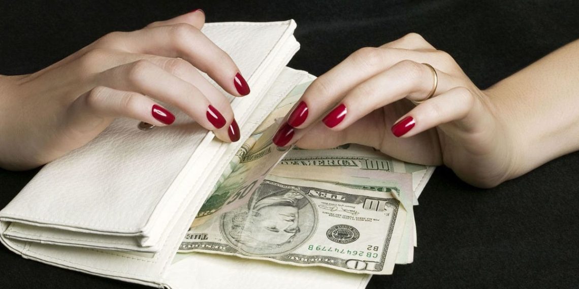 Алдамчылык кылган адам кимдин акчасын биринчи төлөп берет?