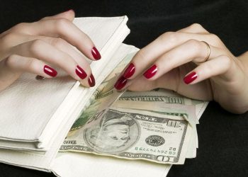 Алдамчылык кылган адам кимдин акчасын биринчи төлөп берет?