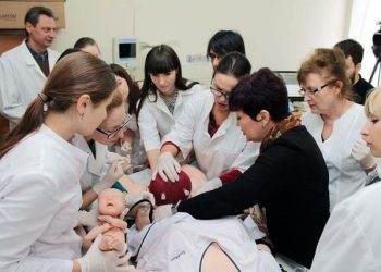 Мед академияга тапшыруу үчүн даярдык курстар бар деп уккам. Ошол кайсы жерде?