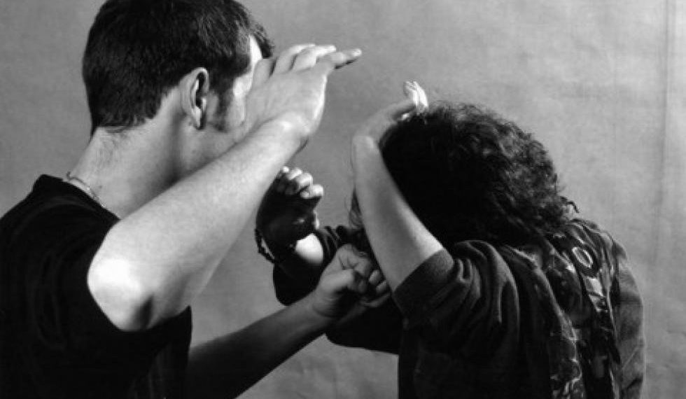 Күйөөм "төрөбөйсүң" деп урат. Эмне кылам?