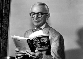 Дейл Карнеги: “Чыныгы дос сени өзгөрткөнгө аракет кылбайт”