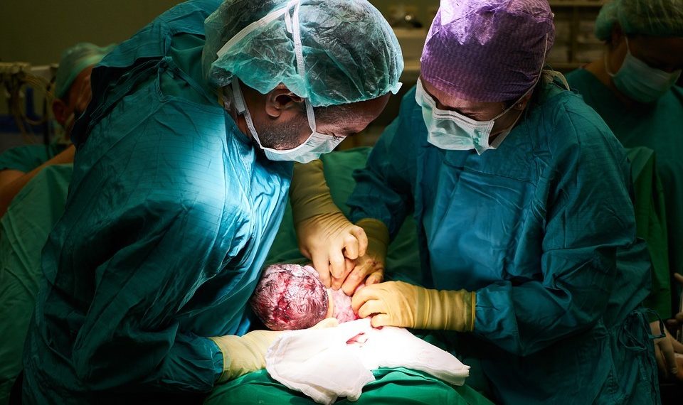 Кош бойлуу мезгилде ооруп калса эмне болот? Гинеколог жооп берет