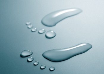 Жети айлык кызым көп тердейт. Педиатр жооп берет