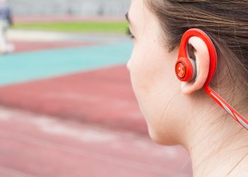 Күнүнө канча саат "наушник" тагынса болот? Лор жооп берет