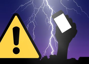 Чагылганда телефон менен сүйлөшсө болбойт. Мобилдик байланыш тууралуу мифтер