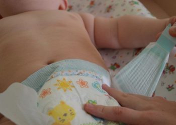 Жалаяк алмаштырып жатып бир нерсе көрдүм