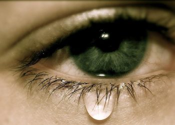 Көзүмөн себепсиз жаш агат