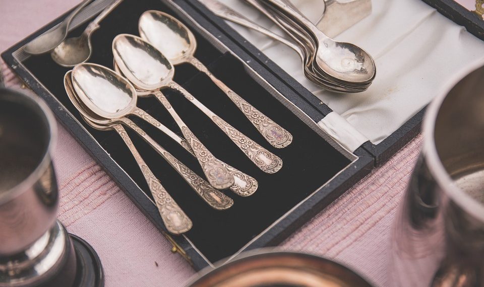 Кайын эне: “Кашыктарды коноктор уурдаган экен десе