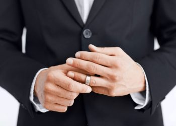 Эркектерге алтын шакек тагынганга динибиз уруксат береби? Теолог жооп берет