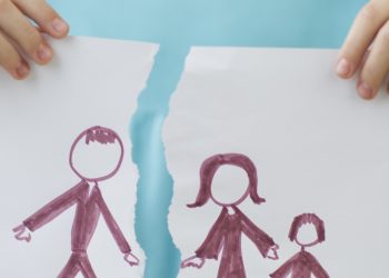 Кайын энем бизди ажыраштырбай жатат. Юрист жооп берет