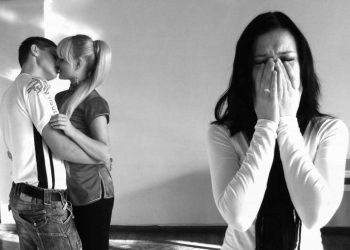 Күйөөсү аялына жыныстык оору жугузса жоопко тартылабы? Адвокат жооп берет