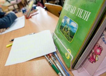 Директор мугалимдерге чүчү-кулак карматып