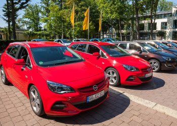 Жаңы күбөлүк чыгат деп “права” бербей жатышат. Кимге кайрылсам болот?