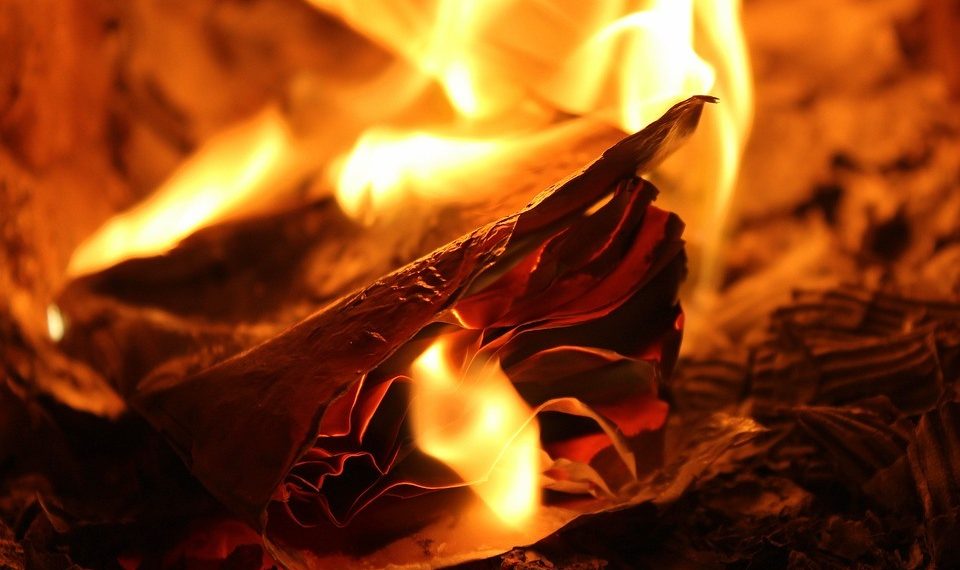 Кудайдын аты жазылган дептерди өрттөсө болобу? Теолог жооп берет