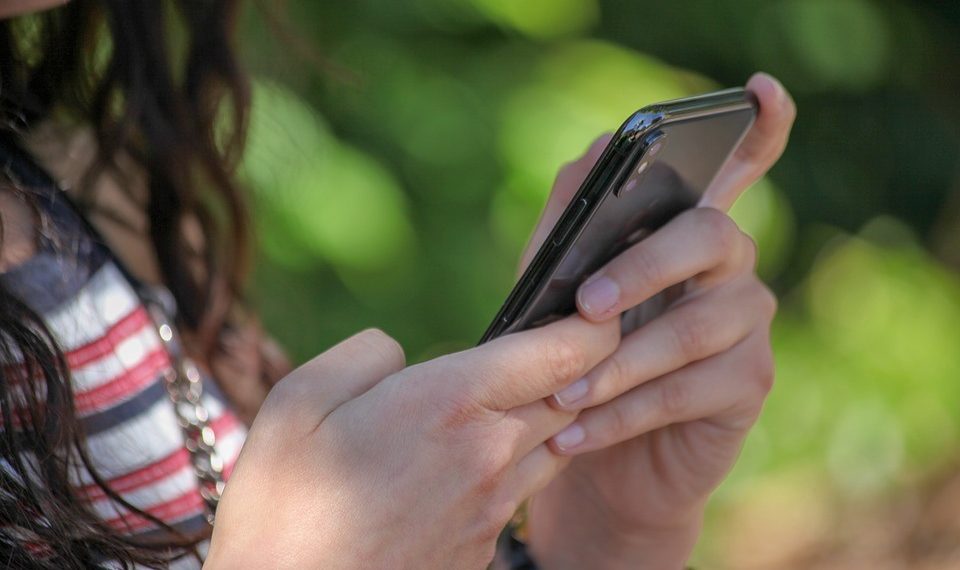 Мугалим окуучусу менен кат жазышса соттолобу? Юрист жооп берет