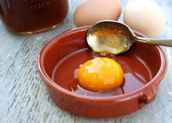 Пайдалуу кеңеш: Бал кошулган маскалар бет терисин жашартат