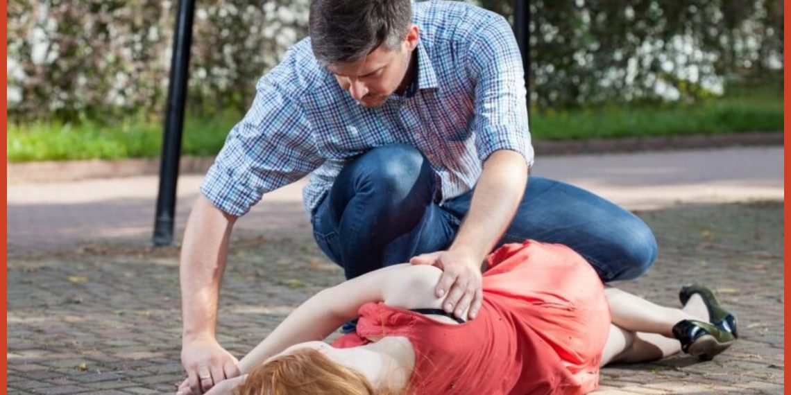 Биринчи жардам: Талмасы кармап калган адамга кантип жардам берүү керек?