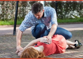 Биринчи жардам: Талмасы кармап калган адамга кантип жардам берүү керек?