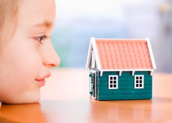 Кыз кишилер атадан калган үйгө талапкер боло алышабы? Юрист жооп берет