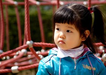 Баланы бакчага кантип ыйлатпай алып барса болот? Психолог кеңеш берет