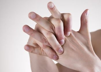 Манжаларды кырсылдатуу зыянбы?