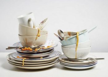 Кафеде идиш-аяк жууп иштейм