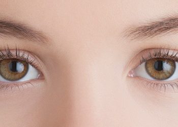 Көздүн сурмасы шишип кетсе эмне кылуу керек? Офтальматологдун жообу