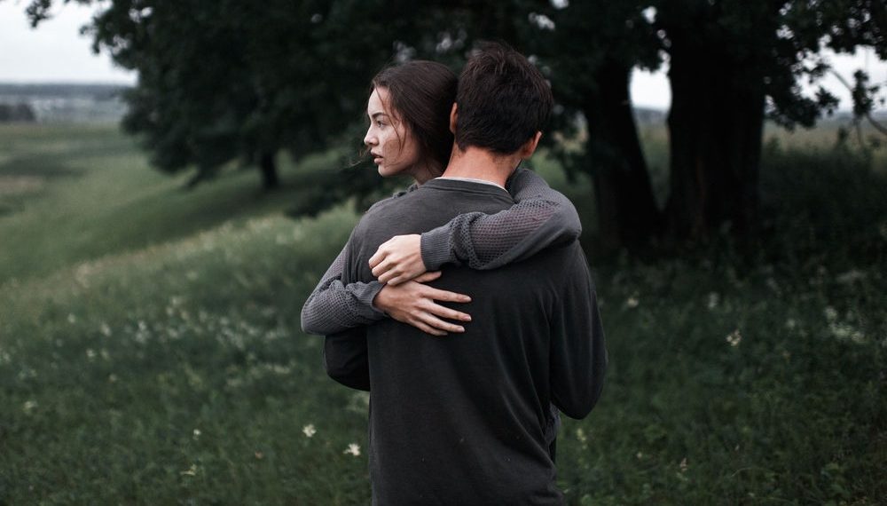 Ата-энем сүйлөшүп жүргөн кызыма үйлөнүшүмө каршы. Эмне кылышым керек?