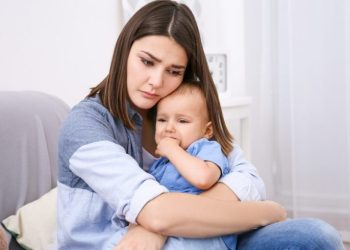 Күйөөм менен кайын энемдин мамилеси начар. Кантип жардам берсем болот?