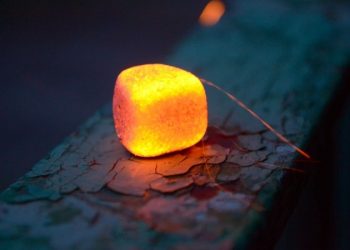 Сүйлөшкөн кызым көзүмө чок салды