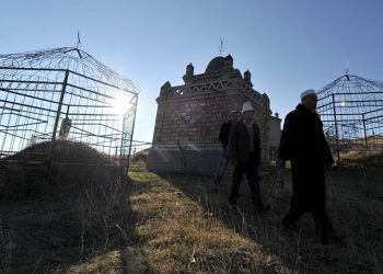 Мүрзөнүн жанынан өтүп баратып бата кылган туурабы? Теолог жооп берет