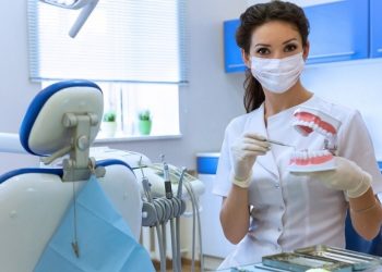 Түбүнөн сынып калган тишти кайра калыбына келтирсе болобу? Стоматолог жооп берет