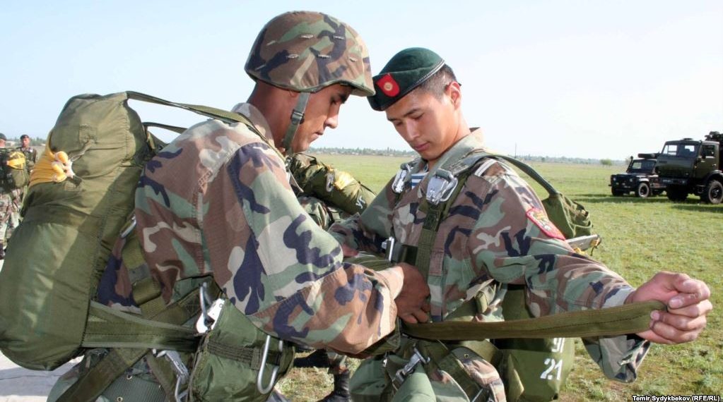 Аскердик китепчеме "кызмат өтөөгө жараксыз деп табылсын” деп жазылган