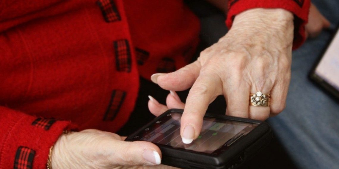 Мугалимибиз телефонубузга кирип каттарыбызды окуйт. Юрист жооп берет