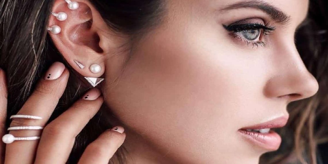 Кулактын үстүңкү жагын тештирсем