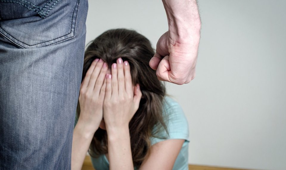 Эмне үчүн эркектер аялдарды урат?