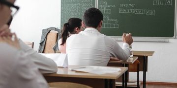 Мугалимдин 10-11 класска окутпай койгонго укугу барбы? Адис жооп берет